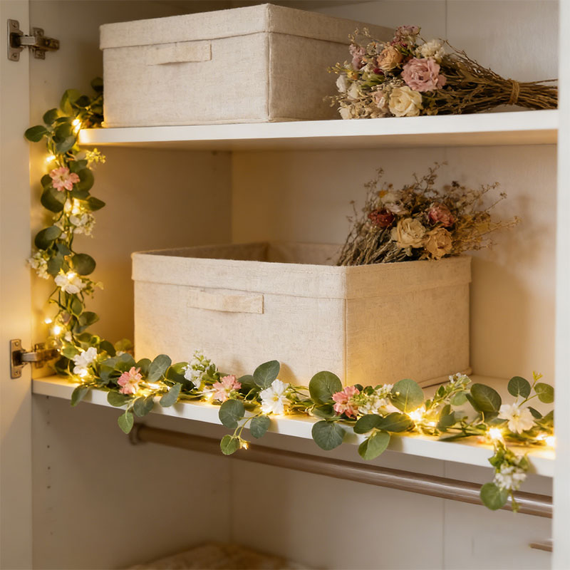 Home Decor Daisy - ライト付き人工ユーカリガーランド、吊り下げ式デイジーフラワーバイン、テーブルの装飾や家庭、結婚式に最適