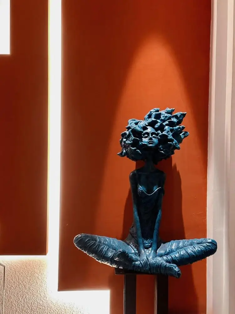 Abstract Sculpture Resin - 現代北欧アートルーム装飾抽象座り少女フィギュアアクションフィギュア彫刻樹脂工芸家の装飾テーブルアクセサリー