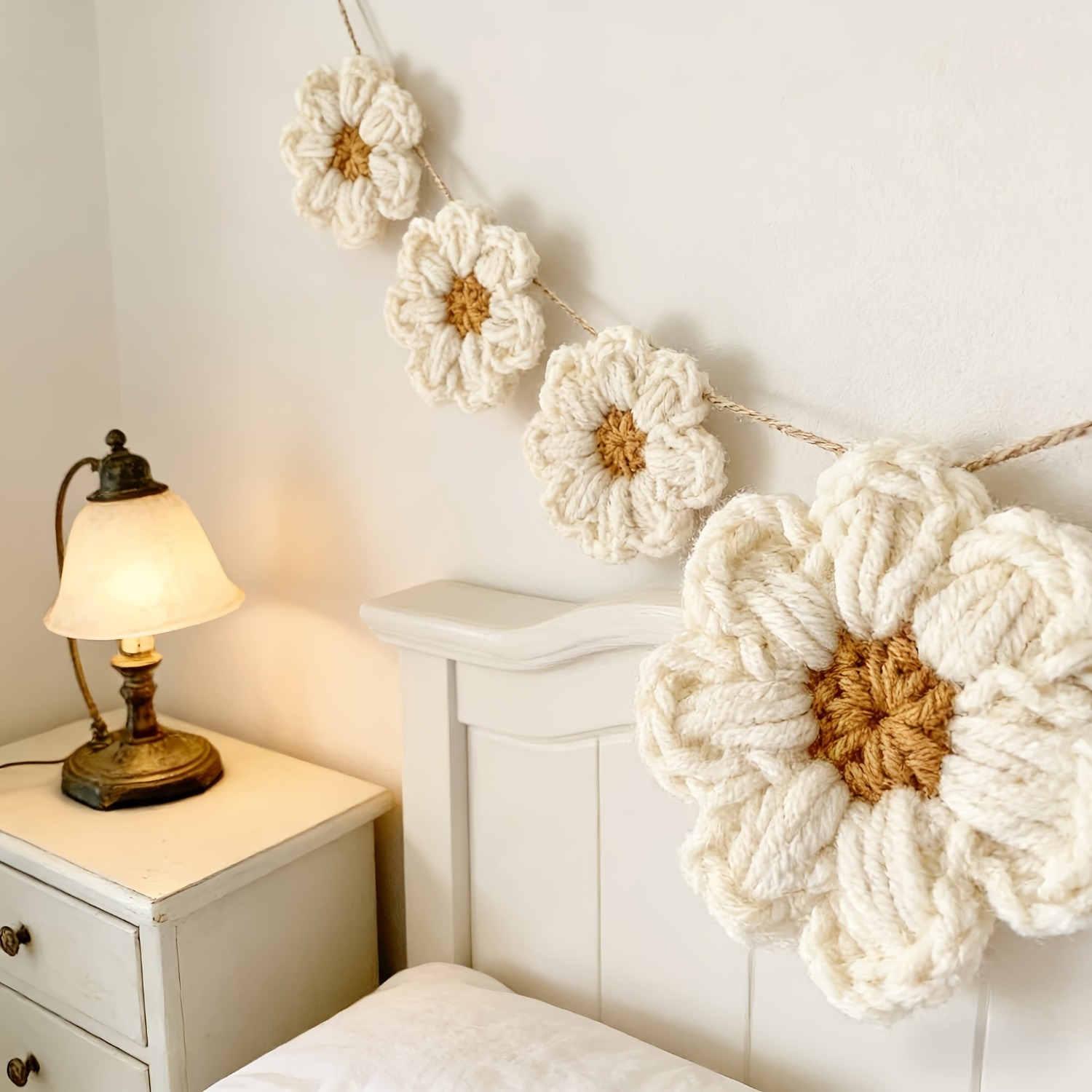 Home Decor Daisy - 1.8メートルの長さのクロシェデイジーデコレーション8個、家の装飾、パーティーの装飾、結婚式の手作りバナーに最適です。