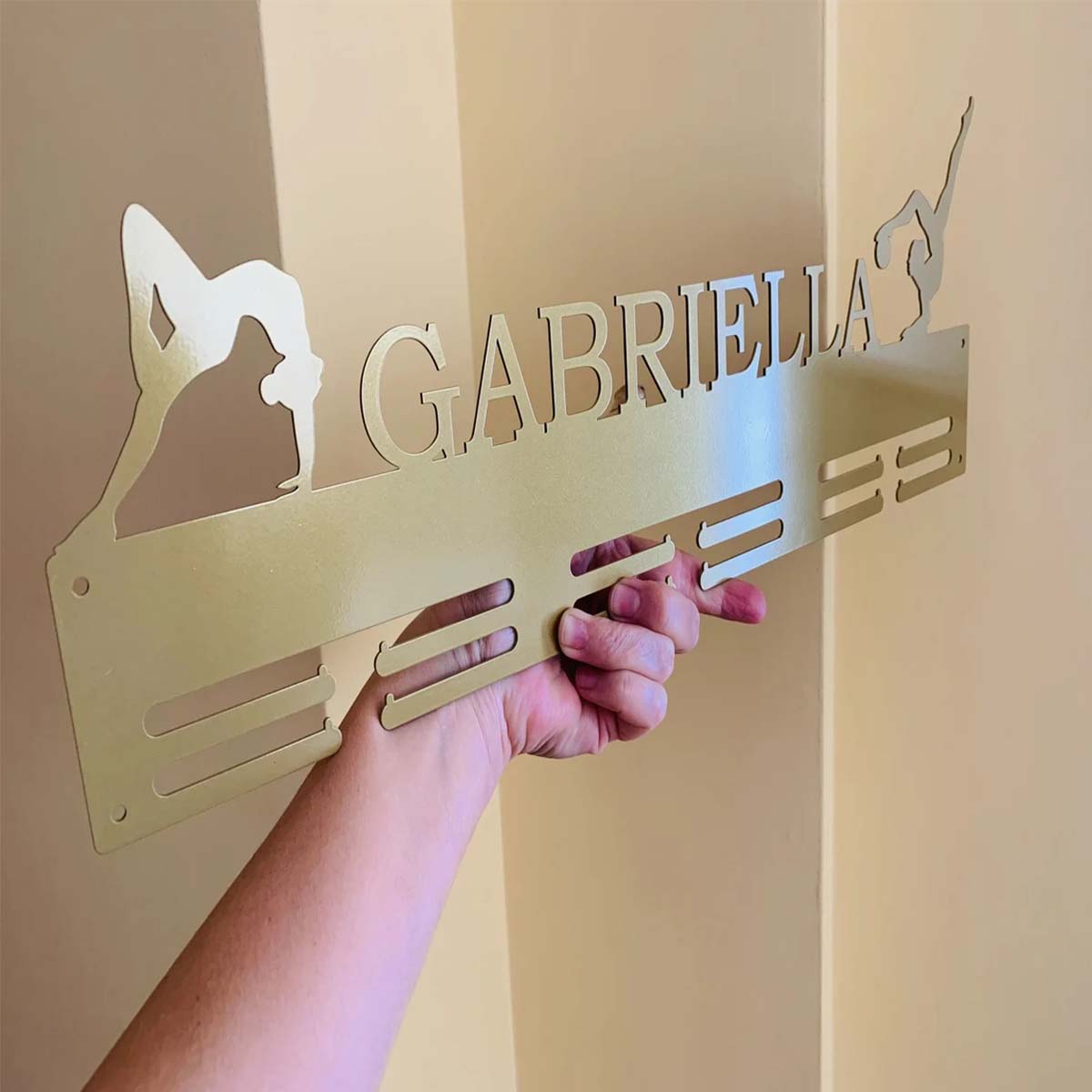カスタムマラソンスポーツメタルメダルディスプレイラック、バレ - Home Decor For Birthday のレビューと価格