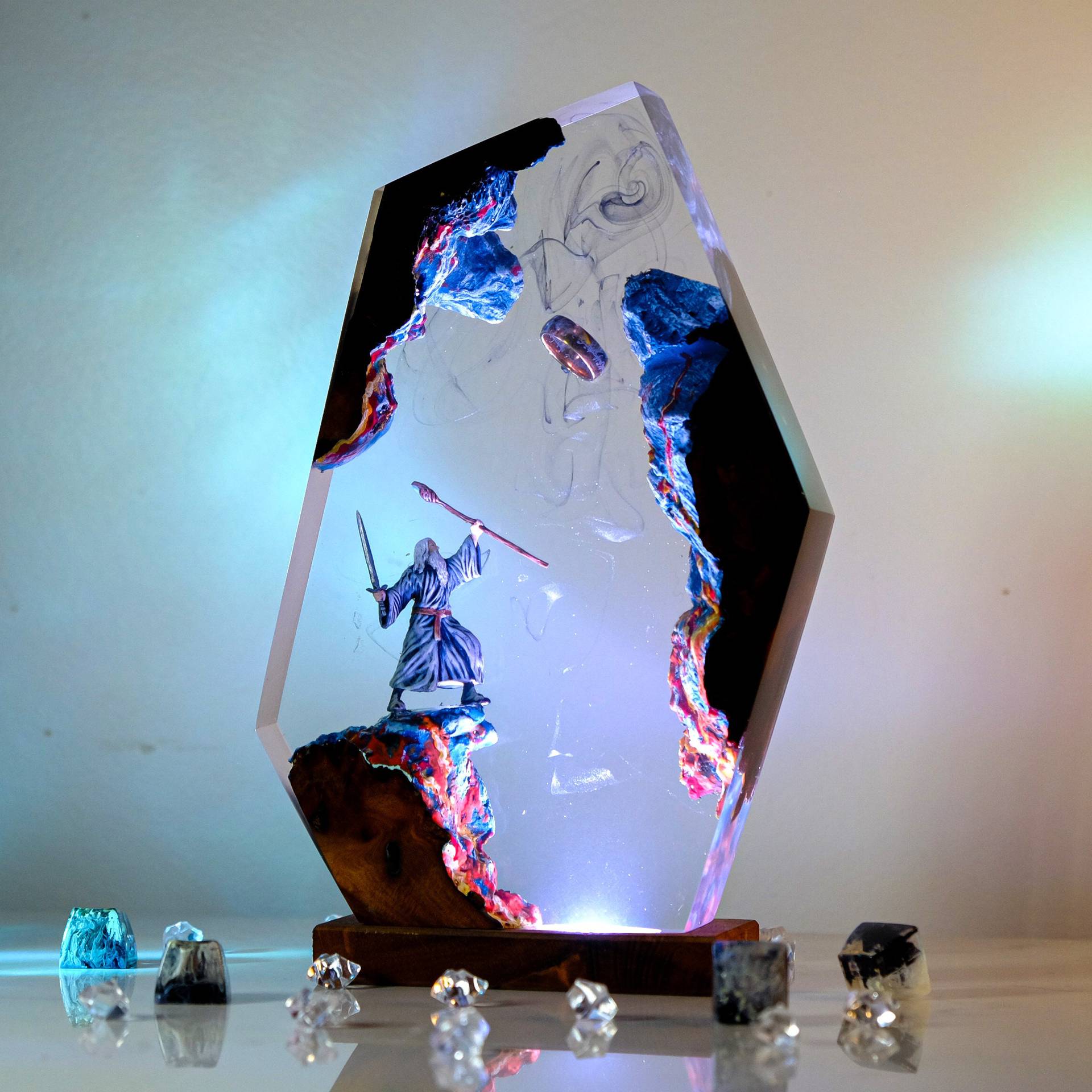 映画シーンフィギュアテーブル樹脂ランプマジックリングカラフル - Home Decor Ideas のレビューと価格