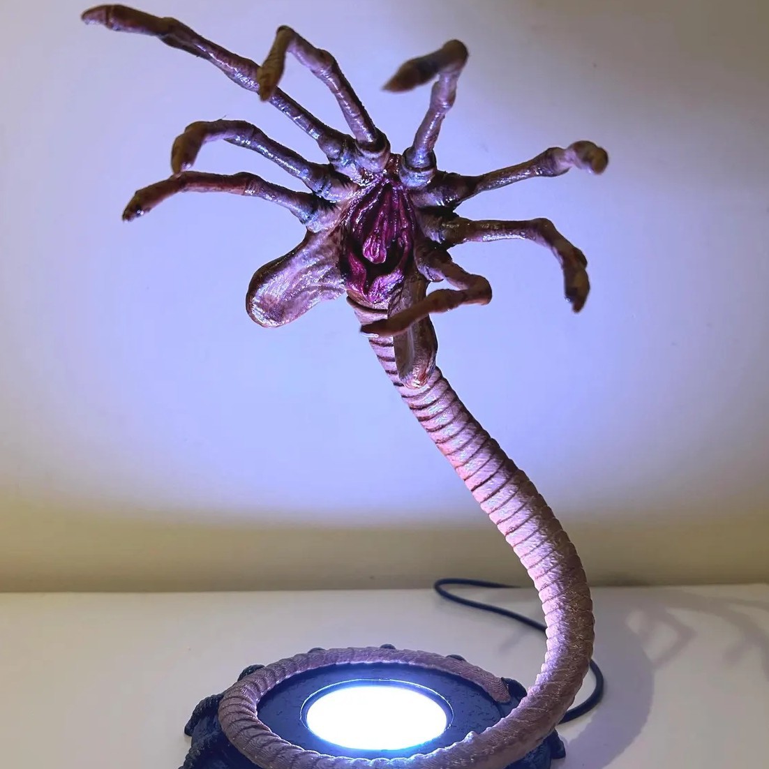 エイリアンフェイスハガーランプナイトライト、LEDライト付き - Home Decor Inspo のレビューと価格