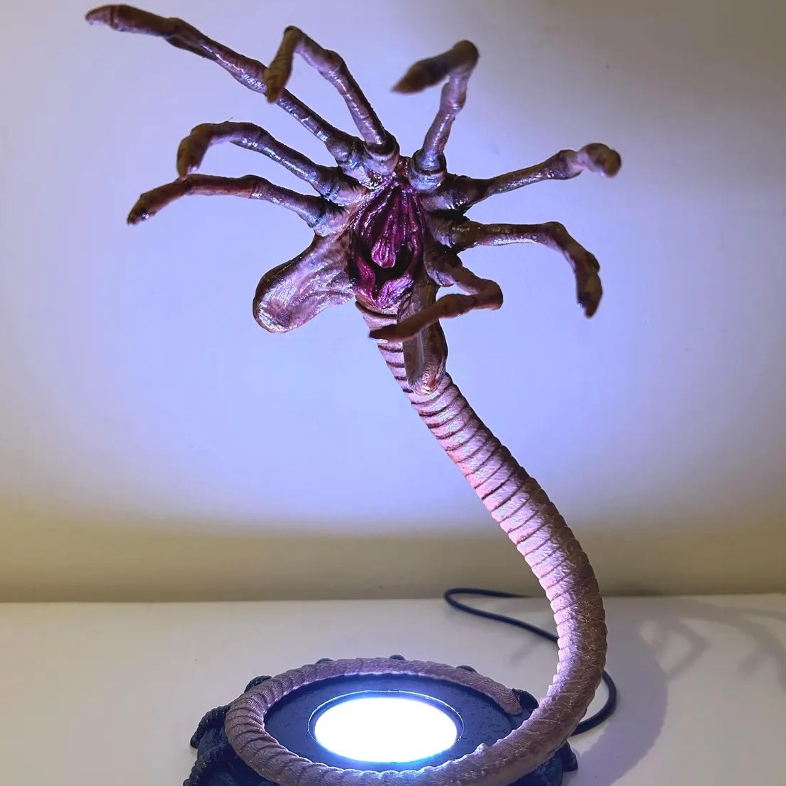 エイリアンフェイスハガーランプナイトライト、LEDライト付き - Home Decor Inspo のレビューと価格